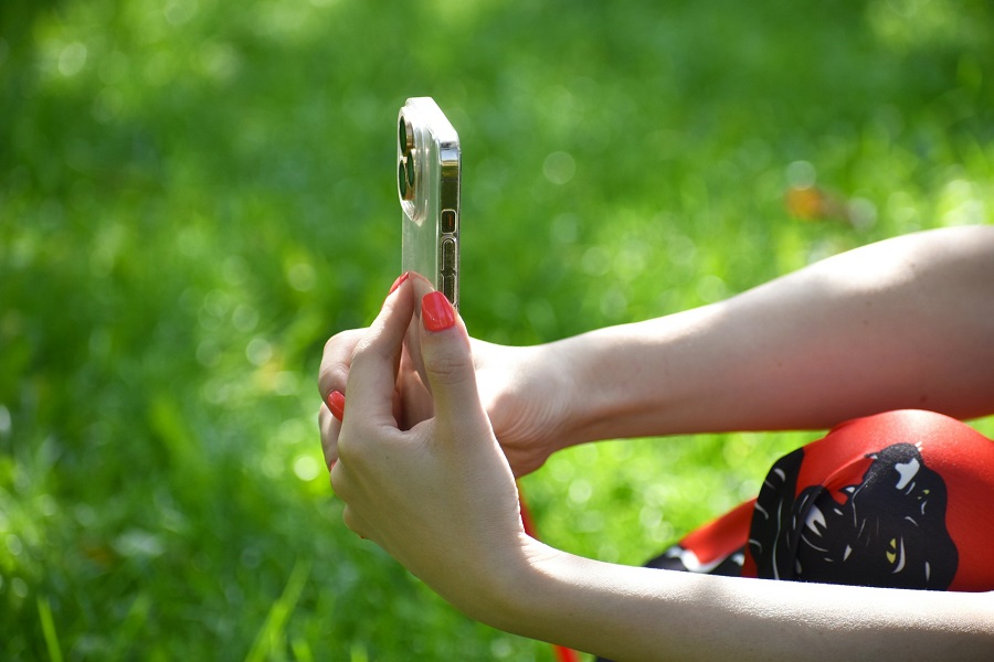 Due mani di donna che tengono uno smartphone in posizione verticale.