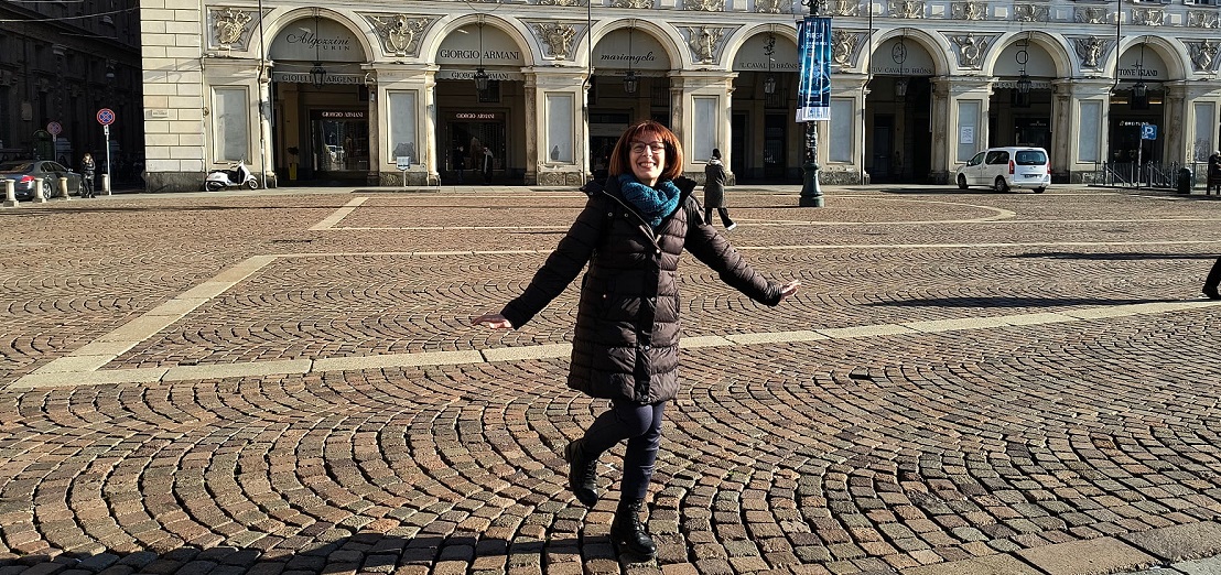 Paola Barberis in equilibrio su un solo piede. Piazza San Carlo Torino